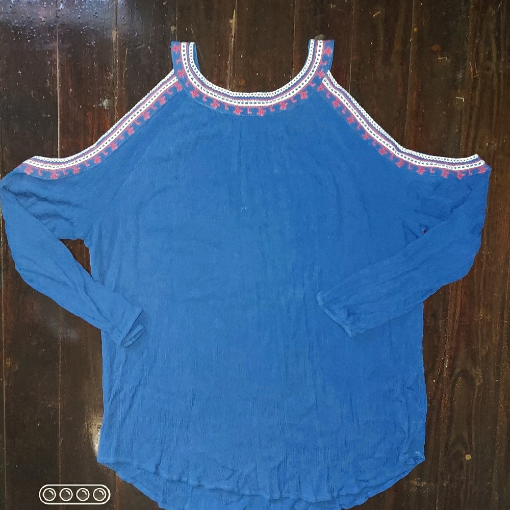 Como Vintage peek-a-boo shoulder blouse